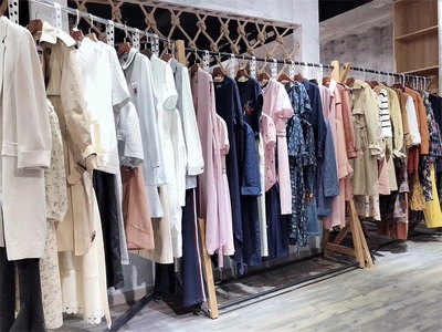 深入解析大眾品牌國外服裝店加盟費用與批發貨源策略